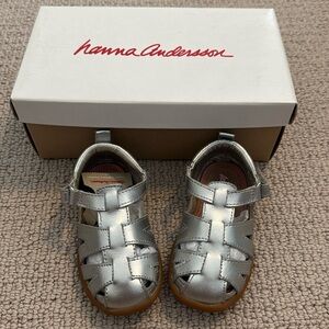 Hanna Andersson silver baby sandals size 4.5